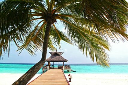 AKO SE KUVATE I RADITE, NE GLEDAJTE! Gosti hotela na Maldivima ovako UŽIVAJU U LJETU (FOTO)
