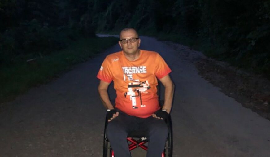 PRIJATELJI MU PROMIJENILI ŽIVOT U kolicima nije mogao preći ni 100 metara, a sada ide na POLUMARATON