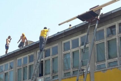 Popravljaju krov na školi u Mišinom Hanu, od petka radovi i u Lazarevu
