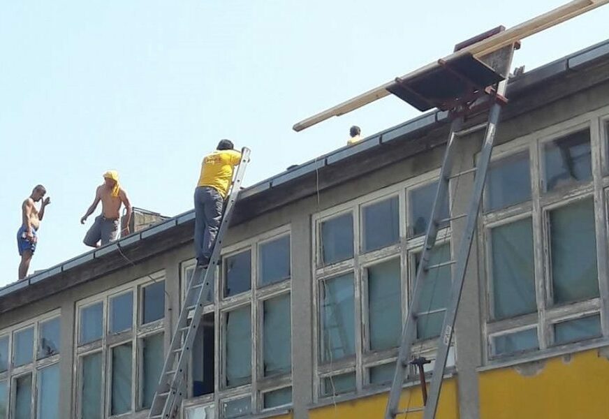 Popravljaju krov na školi u Mišinom Hanu, od petka radovi i u Lazarevu