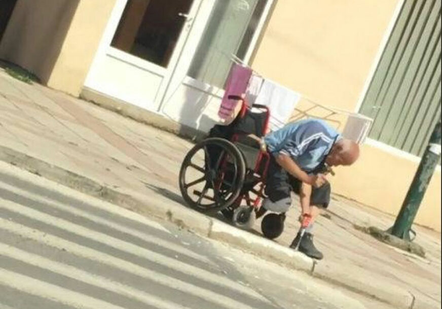 DA SRCE PUKNE Muškarac u invalidskim kolicima ŠTEMOVAO TROTOAR kako bi mogao proći (VIDEO)