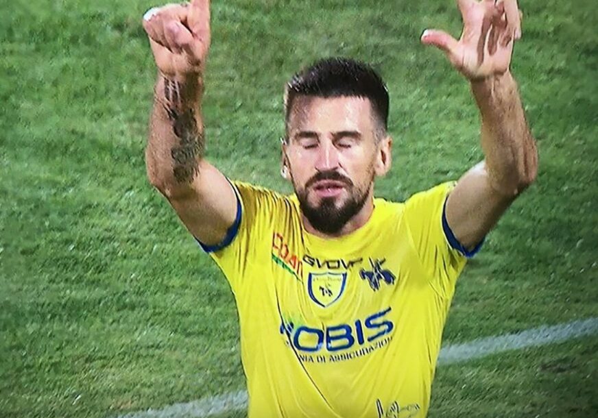 VELIKO SRCE SRPSKOG FUDBALERA Tomović nije zaboravio preminulog prijatelja, a zbog jednog poteza mu se KLANJAJU protivnički navijači (FOTO)