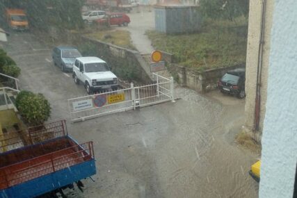 Nevrijeme u Trebinju, za samo nekoliko minuta niz ulice tekli potoci vode