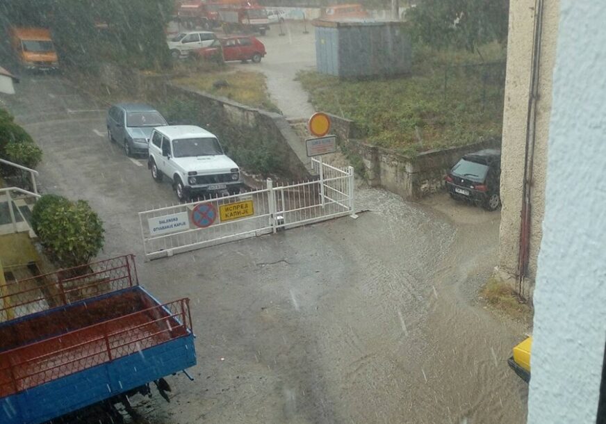 Nevrijeme u Trebinju, za samo nekoliko minuta niz ulice tekli potoci vode