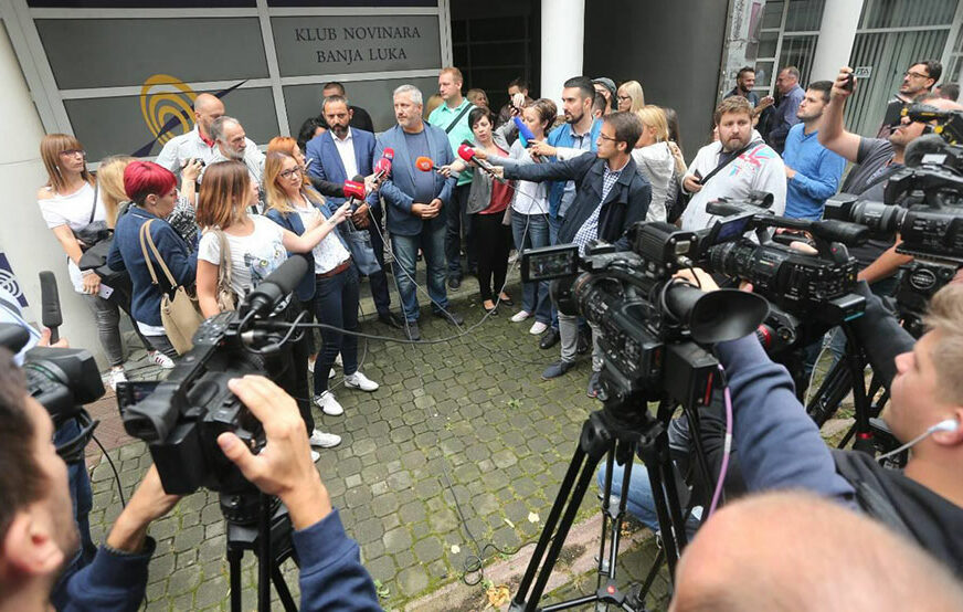 “SVI IMAMO METE NA ČELU” Novinari zahtijevaju HITNU REAKCIJU nadležnih zbog BRUTALNOG NAPADA na Kovačevića