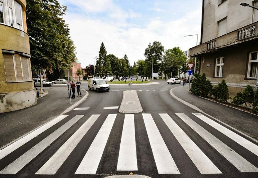 VOZAČI PAZITE NA UČENIKE Novi pješački prelazi i "ležeći policajci" u blizini ŠKOLA