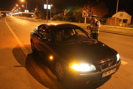 NIJE POŠTOVAO PROPISANE MJERE Pijani vozač prekršio policijski čas u Gradiški