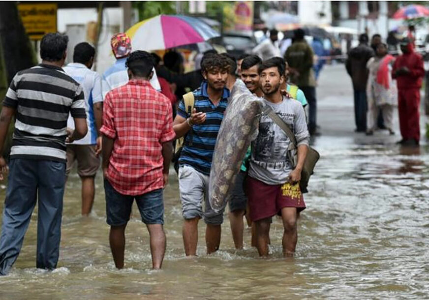 BILANS NAKON POPLAVA U INDIJI Više od 350 ljudi stradalo, čak 800.000 evakuisano