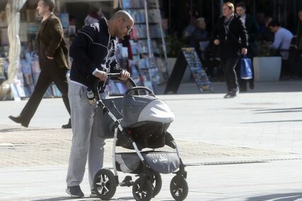 Porodiljsko odsustvo koristi mali broj očeva: Većina nije upoznata sa zakonskim mogućnostima