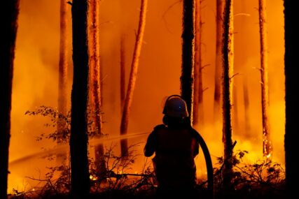 VELIKI POŽAR U FRANCUSKOJ Oko 900 hektara šume je uništeno od juče kada je požar izbio