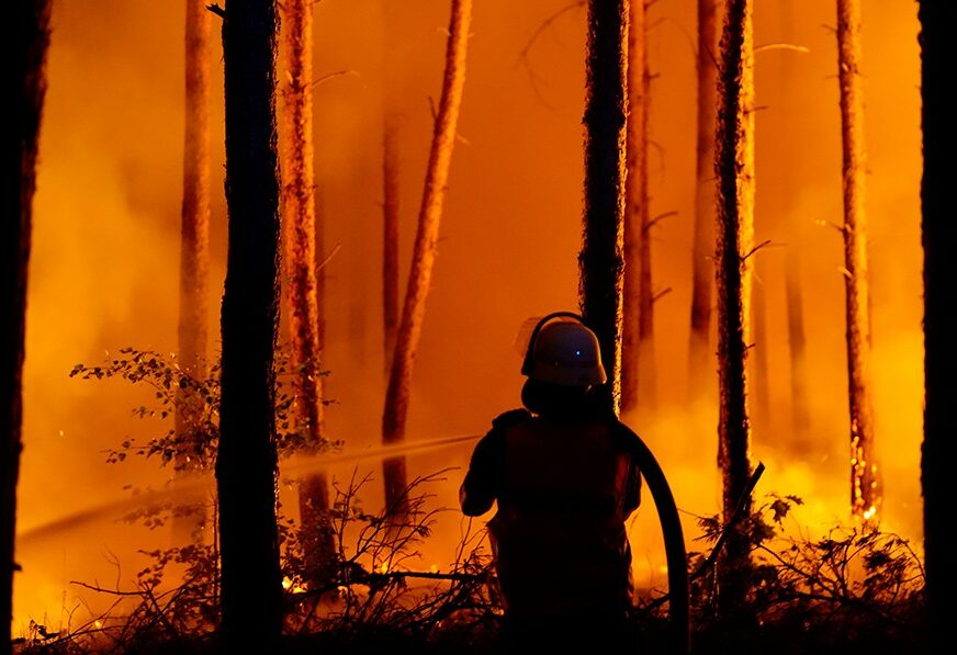 VELIKI POŽAR U FRANCUSKOJ Oko 900 hektara šume je uništeno od juče kada je požar izbio