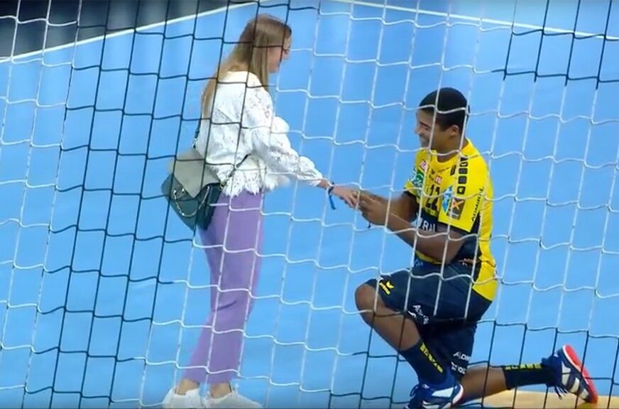 REKLA JE "DA" Rukometaš zaprosio djevojku na terenu (VIDEO)