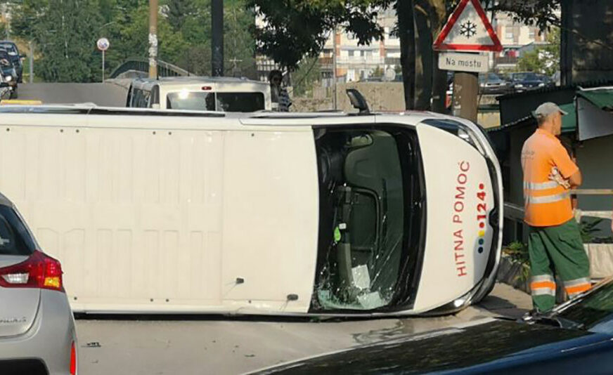 Jedna osoba povrijeđena prilikom prevrtanja vozila Hitne pomoći u Sarajevu