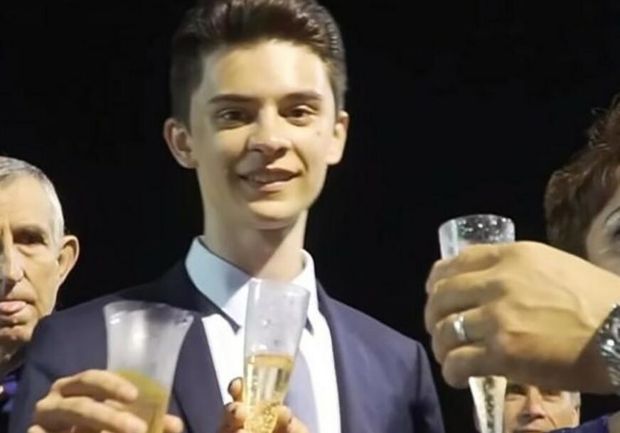TORTA NA PET SPRATOVA, VATROMET I VODITELJ, A TEK POKLON Ovako izgleda kad sin gastarbajtera slavi 18. rođendan (VIDEO)