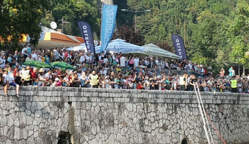 POLICIJA NA NOGAMA Zbog dojave o bombi prekinuto takmičenje u skokovima u vodu