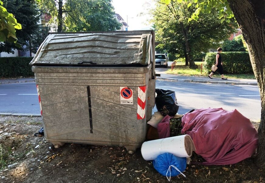 Smeće opet zatrpalo ulice: Svakodnevne prijave građana na razbacani otpad