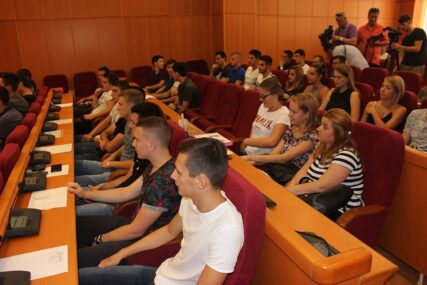 Grad Trebinje stipendira studente deficitarnih zanimanja, među njima i profesori srpskog