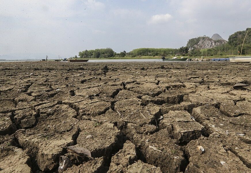 DJECA PATE GLADNA Najgora suša u posljednjih 100 GODINA ugrozila živote 10 MILIONA LJUDI