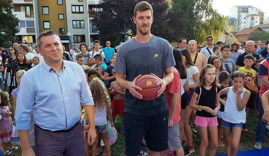 "POBJEDNICI NIKADA NE ODUSTAJU" Kuzmić otvorio košarkaški teren u Doboju