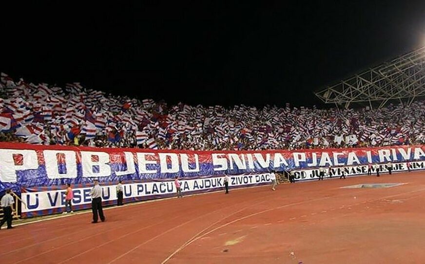 HRVATSKI HULIGANI DIVLJALI U SRBIJI Navijači Hajduka na pumpi pokrali sve živo i ostavili ustaške simbole (FOTO)