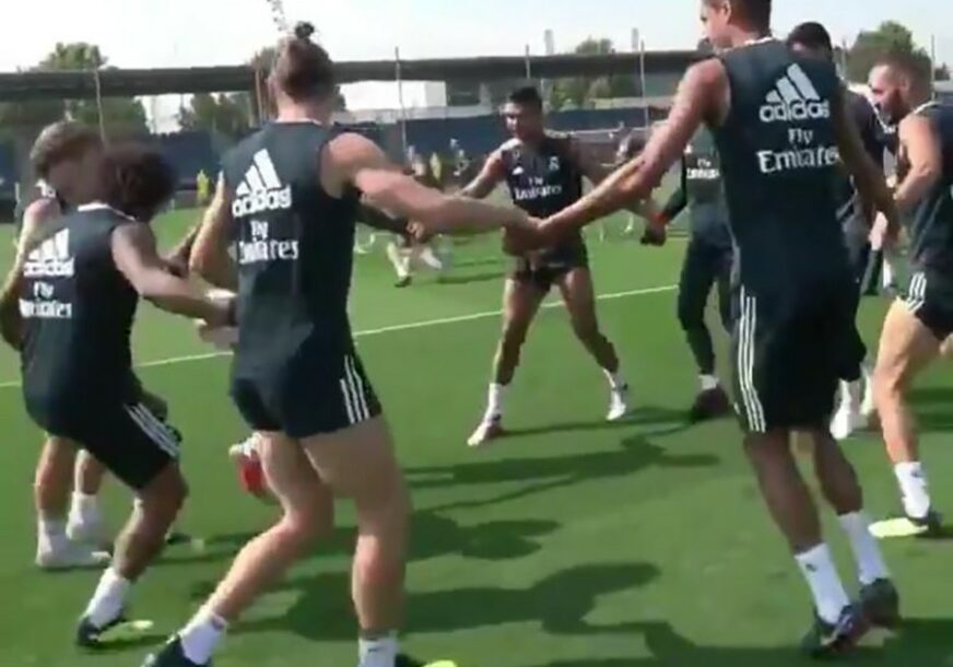 KOLCE U MADRIDU Fudbaleri Reala se dobro zabavljaju na treningu (VIDEO)