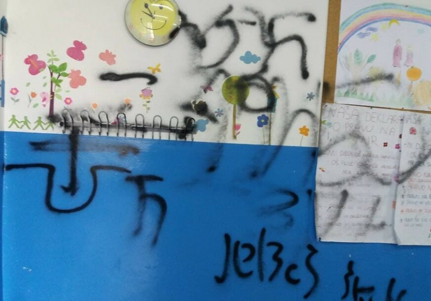RADNICI UZNEMIRENI Fašistički simboli na zidu učionice u osnovnoj školi