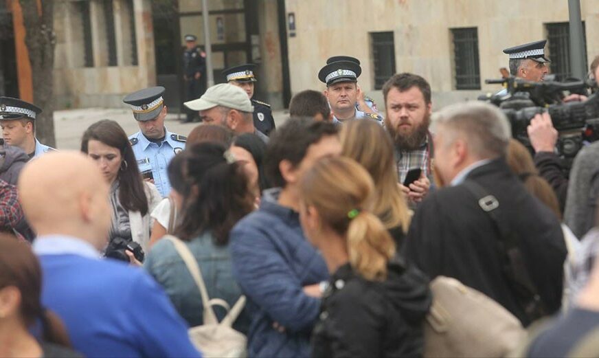OKREĆU LEĐA POLICIJI Novinari ispred Palate predsjednika RS izražavaju BUNT zbog napada na kolegu Kovačevića (FOTO)