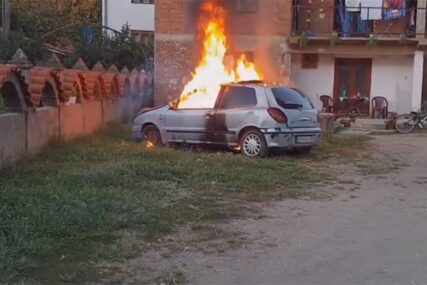 DOŠLO MU SVEGA PREKO GLAVE Zapalio auto pred djetetom jer nije prošao tehnički pregled (VIDEO)