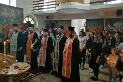 Srbi u Bosanskom Petrovcu PALILI SVIJEĆE NAJMILIJIMA, Bošnjaci istovremeno SLAVILI „oslobođenje“ grada