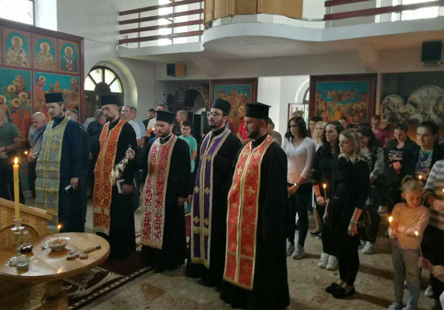 Srbi u Bosanskom Petrovcu PALILI SVIJEĆE NAJMILIJIMA, Bošnjaci istovremeno SLAVILI „oslobođenje“ grada