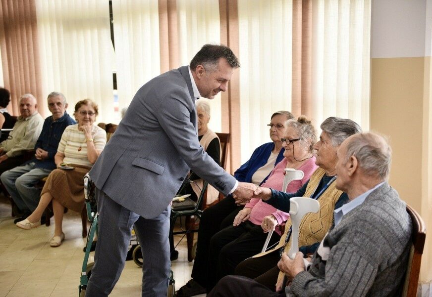 Gradonačelnik u Domu penzionera započeo NOVI PROJEKAT: Besplatni sadržaji za 35.000 NAJSTARIJIH GRAĐANA