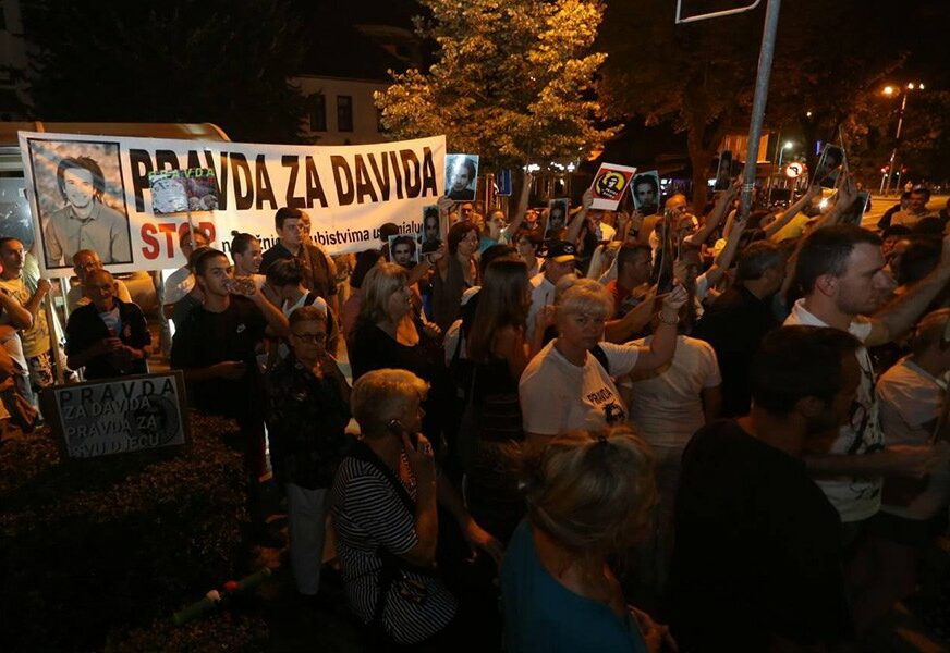 "PRIJEĆENO MI JE SMRĆU" Ogorčeni građani se zbog NAPADA NA DAVORA DRAGIČEVIĆA okupili pred PU Banjaluka (VIDEO, FOTO)