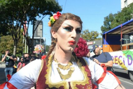 IZAZVALA HAOS NA DRUŠTVENIM MREŽAMA Transseksualka na Paradi ponosa u Beogradu ZAIGRALA OKO ŠIPKE u narodnoj nošnji