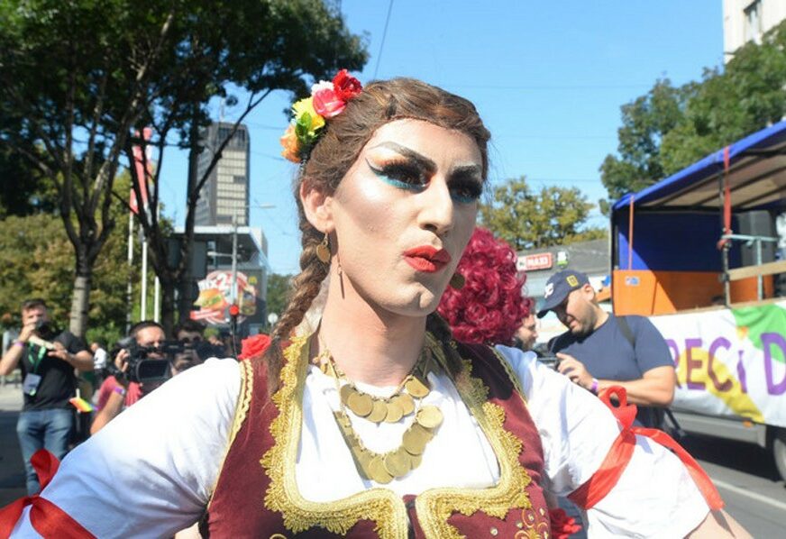 IZAZVALA HAOS NA DRUŠTVENIM MREŽAMA Transseksualka na Paradi ponosa u Beogradu ZAIGRALA OKO ŠIPKE u narodnoj nošnji
