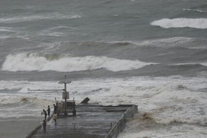 CRVENI ALARM Snažan tajfun koji će danas pogoditi Japan, već odnio PRVU ŽRTVU