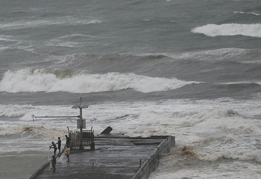 CRVENI ALARM Snažan tajfun koji će danas pogoditi Japan, već odnio PRVU ŽRTVU