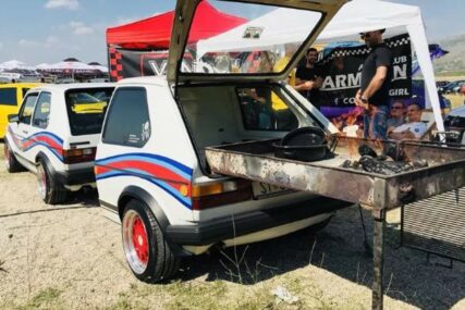 ATRAKCIJE MOSTARSKOG MOTO VIKENDA "Golf i po" s ugrađenim roštiljem i “kadet” s hiljadu konja