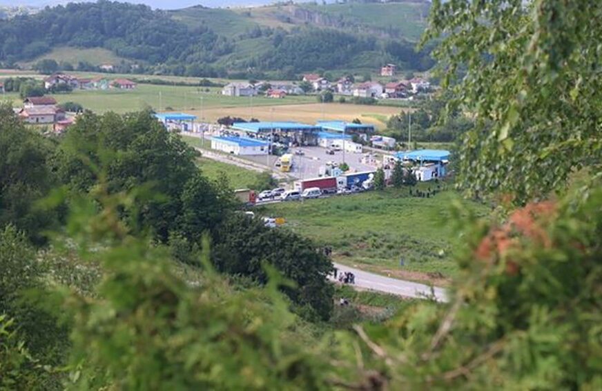 HTJELI U HRVATSKU Stotinjak migranata u pratnji policije napustilo granični prelaz u Velikoj Kladuši