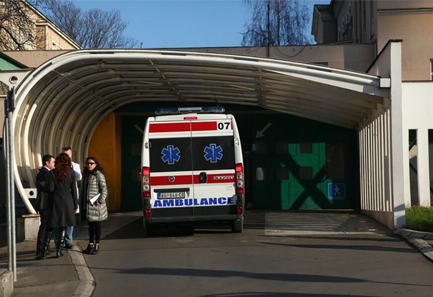 TRAGEDIJA Beograđanin se srušio i preminuo ispred lifta koji je DANIMA U KVARU