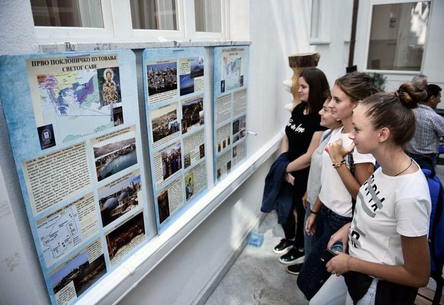 Počeo ciklus izložbi U GRADSKOJ UPRAVI posvećenih srpskim prosvjetiteljima