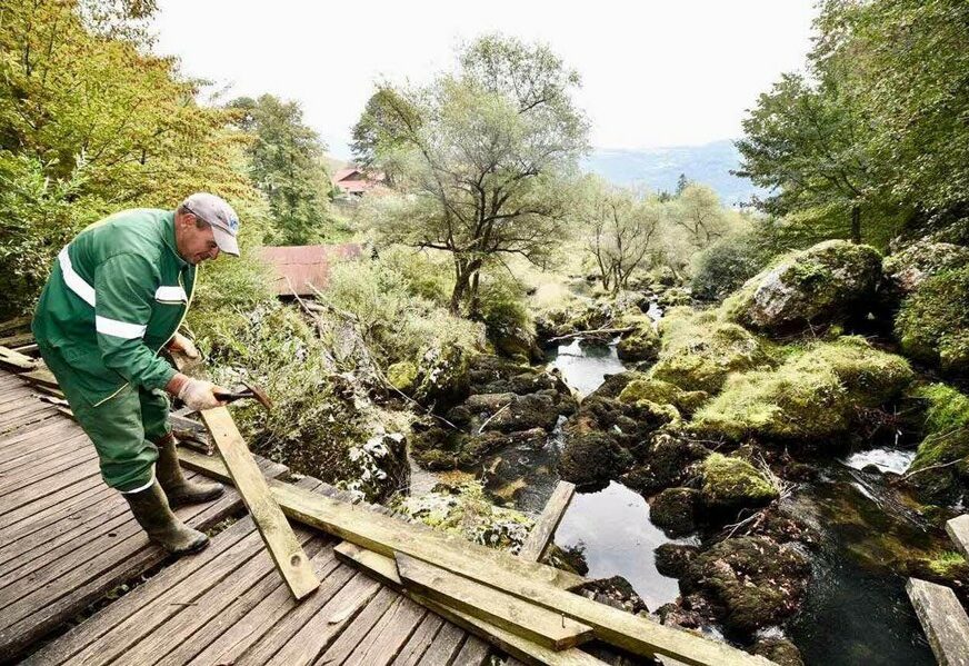 Počelo uređenje jednog od najpopularnijih izletišta: Obnova pješačkih staza na Krupi na Vrbasu (FOTO)