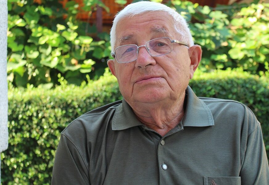 UČIO ĐAKE I PROSVEĆIVAO SIROTINJU U SELU Momčilo Marjanović (86) prvi poratni učitelj u Gradiški