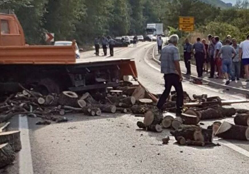 Sudar kamiona i automobila kod Mostara: Drva za ogrjev blokirala saobraćaj, IMA POVRIJEĐENIH