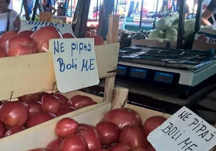 Kad prekipe svakakve mušterije: Na pijacama trgovci prodaju paradajz uz ove VULGARNE PORUKE, ali imaju efekta