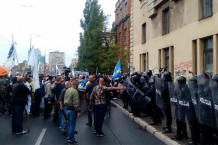 BIVŠI BORCI BLOKIRALI CENTAR SARAJEVA Došlo do sukoba sa policijom, ima povrijeđenih