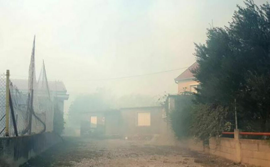 Požar u Mostaru: Na terenu pet vatrogasnih vozila, ugrožene kuće