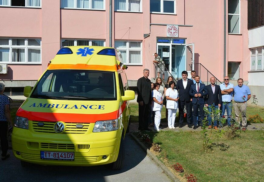Dom zdravlja Lopare kupio sanitetsko vozilo vrijedno 50.000 KM