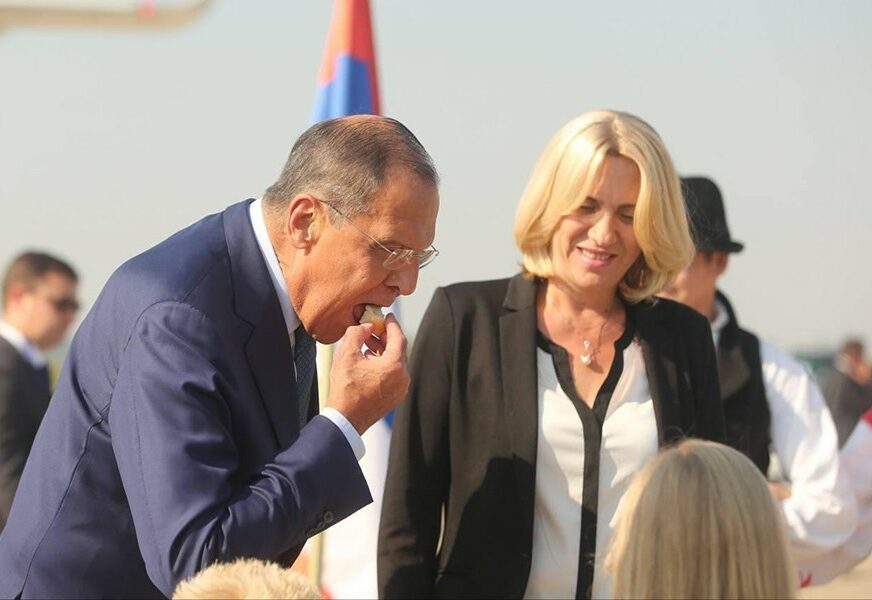 TRADICIJA MORA DA SE ISPOŠTUJE Premijerka Srpske dočekala s HLJEBOM I SOLJU Sergeja Lavrova