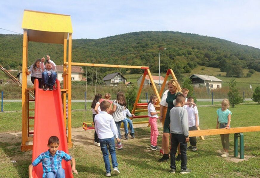 Mrkonjić Grad: U Podbrdu rekonstruisano dječije igralište