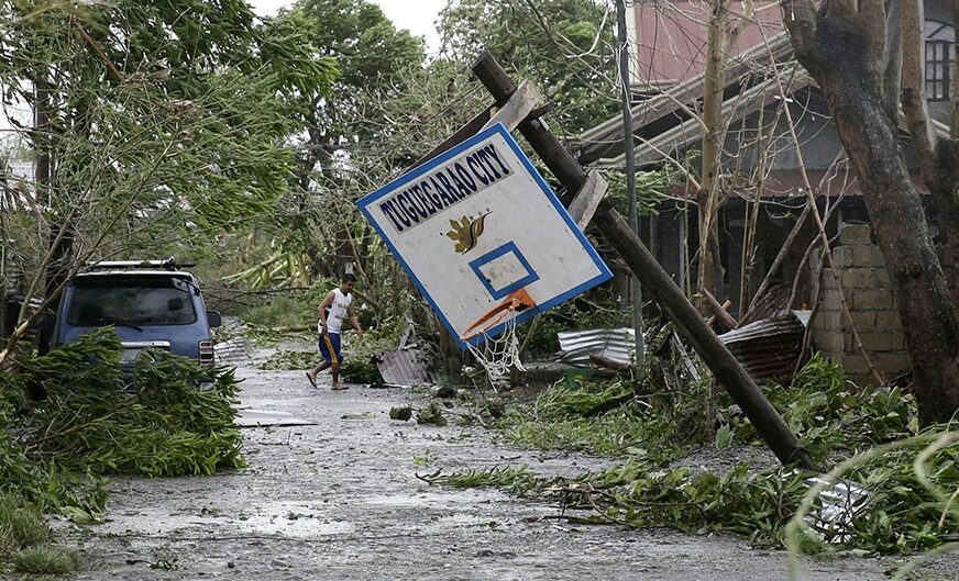OBRUŠILI SE FLORENS I MANGKUT Na Filipinima supertajfun od 305 KILOMETARA NA ČAS odnosi živote, na udaru uragana Južna Karolina (FOTO, VIDEO)